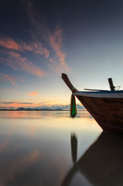 Siluetleri longtail tekne ve gündoğumu Phuket, Tayland