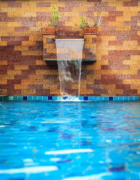 Malé moderní lázeňský bazén s proudící vodou — Stock fotografie