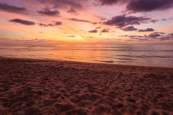 Praia do pôr do sol bonita em Phuket, Tailândia — Fotografia de Stock