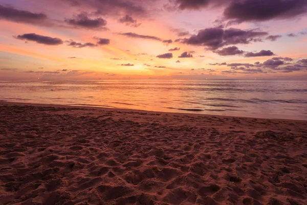 Bella spiaggia al tramonto a Phuket, Thailandia — Foto Stock