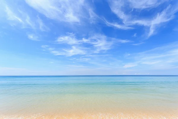 Plage tropicale et ciel bleu à Phuket, Thaïlande — Photo