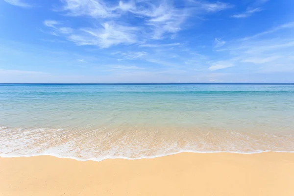 Spiaggia tropicale e cielo blu a Phuket, Thailandia — Foto Stock