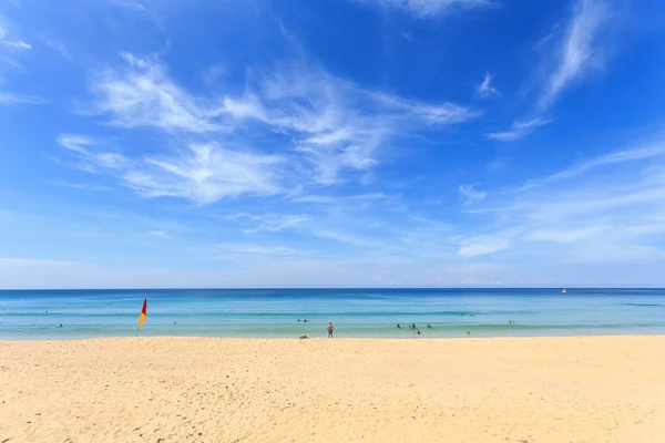 Tropická pláž a modrá obloha v Phuket, Thajsko — Stock fotografie