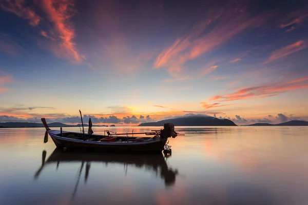 Sziluettek longtail hajóval és napkelte, Phuket, Thaiföld — Stock Fotó