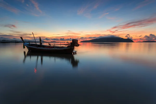 Sylwetki longtail łodzi i wschód słońca w Phuket, Tajlandia — Zdjęcie stockowe