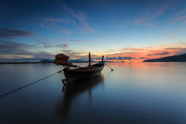 Silhouettes of longtail boat and sunrise in Phuket, Thailand — Stock Photo, Image