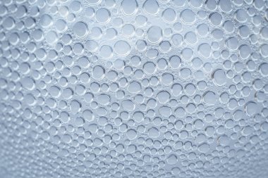 Plastik şişe su damlası kadar kapatın