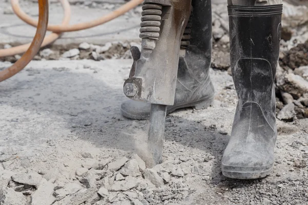 Trabajador que utiliza cemento de perforación de construcción en el suelo — Foto de Stock