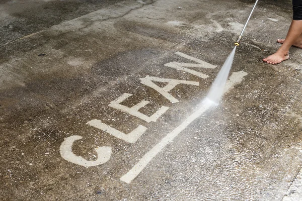Limpieza exterior del suelo con chorro de agua de alta presión — Foto de Stock