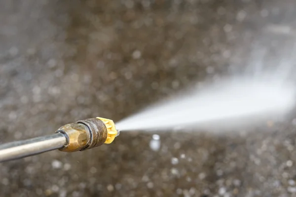 Bodenreinigung im Freien mit Hochdruck-Wasserstrahl — Stockfoto