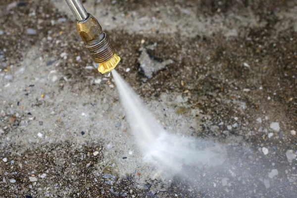 Limpieza exterior del suelo con chorro de agua de alta presión — Foto de Stock