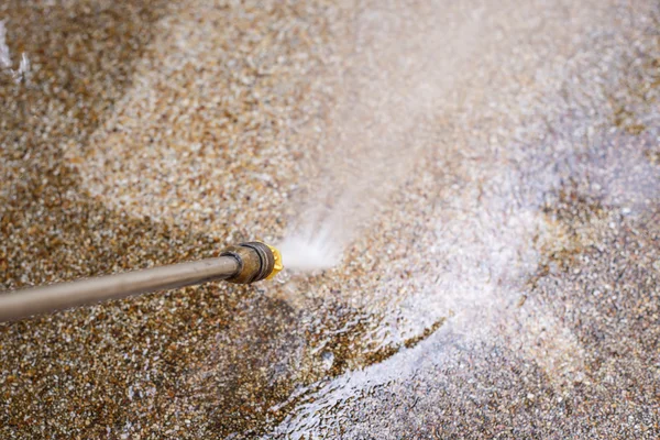 Limpieza exterior del suelo con chorro de agua de alta presión — Foto de Stock