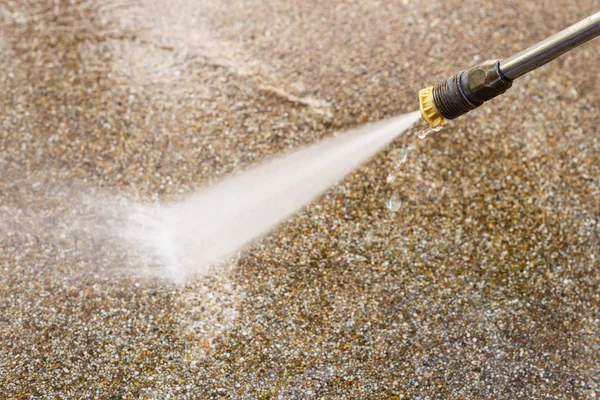Limpieza exterior del suelo con chorro de agua de alta presión — Foto de Stock