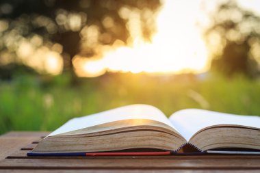 Gün batımında masada kitap