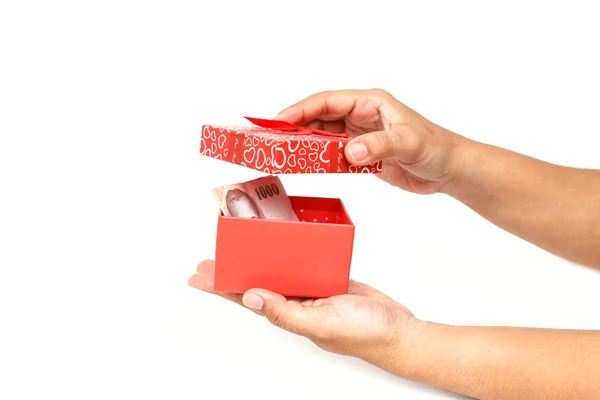 Mão segurando caixa de presente — Fotografia de Stock
