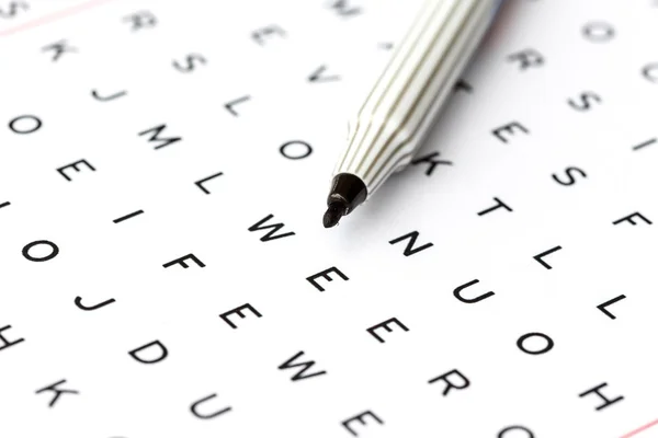 Black Marker on solving crossword puzzle, close up — Stock Photo, Image