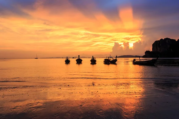 Belo pôr do sol na praia Railay, Krabi — Fotografia de Stock