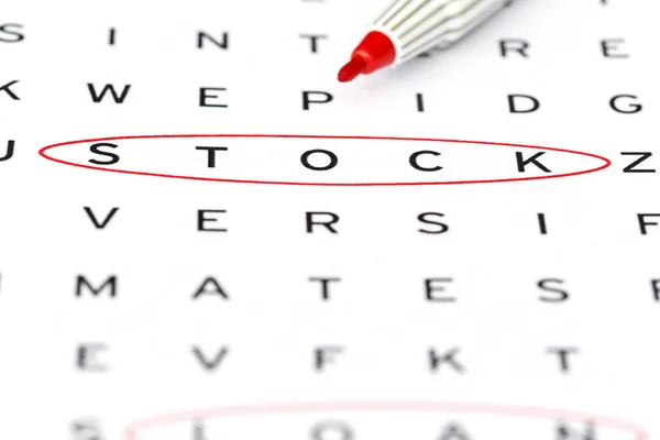 Aktien bei der Lösung von Kreuzworträtseln, Nahaufnahme — Stockfoto
