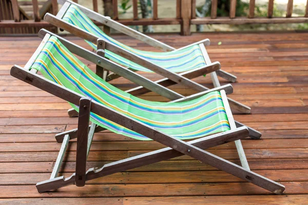 Liegestühle stehen auf der Terrasse — Stockfoto