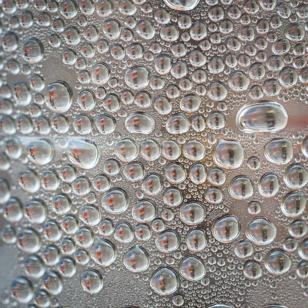 Bliska kropli wody na butelki z tworzyw sztucznych — Zdjęcie stockowe