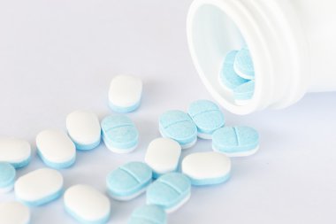 Tıp hapları ve şişe kadar yakın