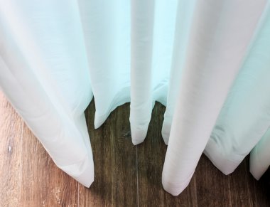 Beyaz perde pencere yanında