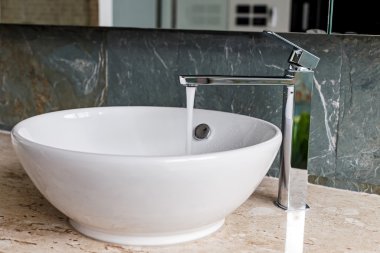 Modern banyo musluğu