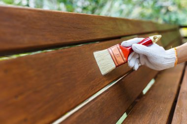 Fırça ve boya ahşap tutan el