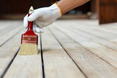 Fırça ve boya ahşap tutan el