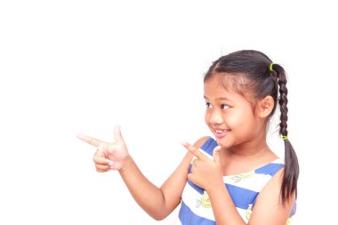 Genç Asyalı kız beyaz arka plan üzerinde izole