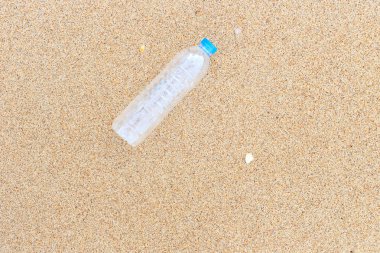 Plastik şişe sahilde