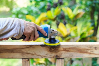 Açı değirmeni tutan el