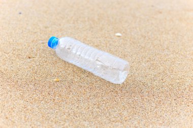 Plastik şişe sahilde