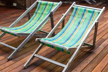 şezlong terasta standı