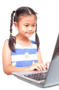 Genç Asyalı kız beyaz arka plan üzerinde izole