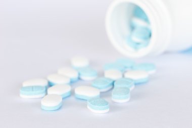 Tıp hapları ve şişe kadar yakın