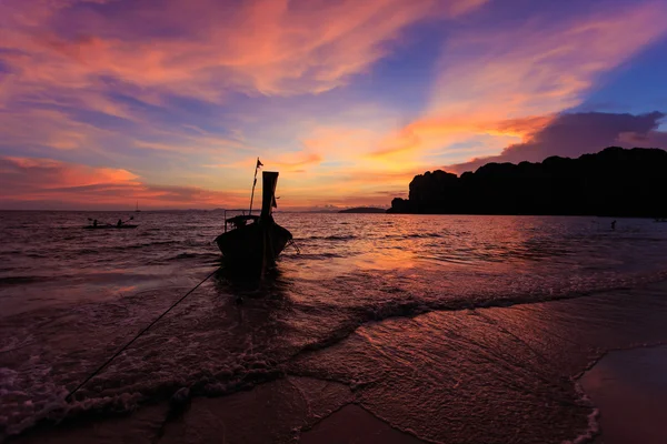 Zachód słońca na plaży Railay w Krabi — Zdjęcie stockowe