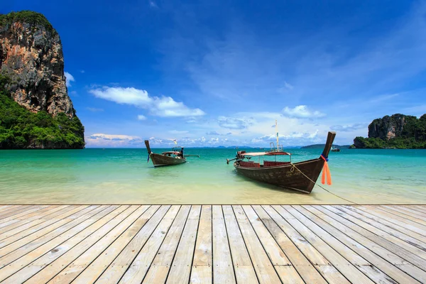 Drewniane molo i Morze Andamańskie, Krabi, Tajlandia — Zdjęcie stockowe