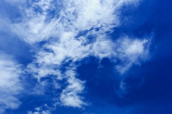 Ciel bleu avec nuage — Photo