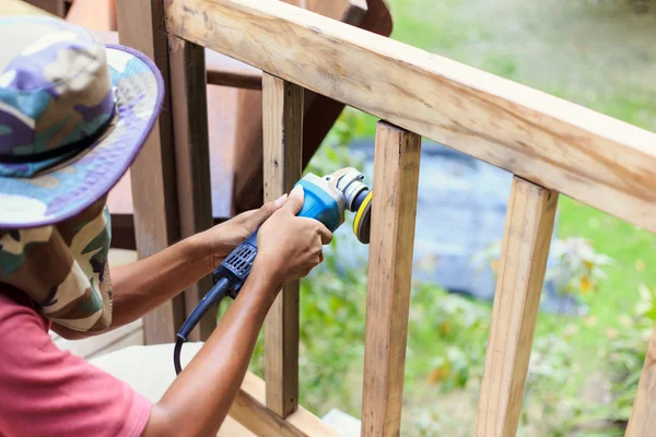 Amoladora angular de mano y trabajo en madera — Foto de Stock