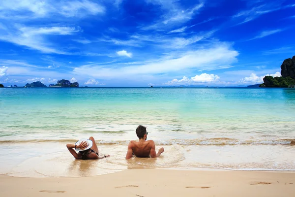 Zwei Touristen am Strand in Thailand — Stockfoto