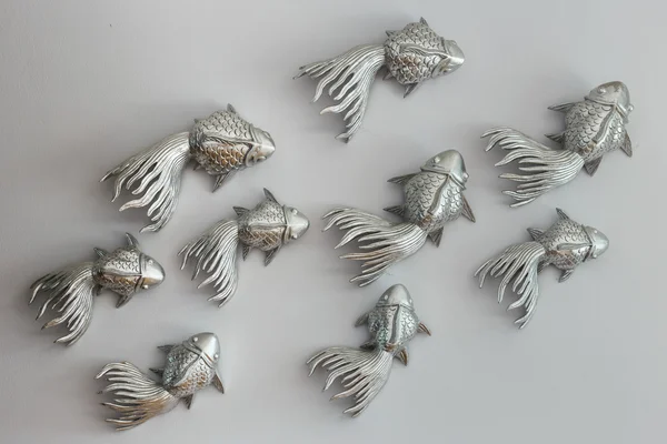 Escultura de peces de metal cuelgan en la pared — Foto de Stock