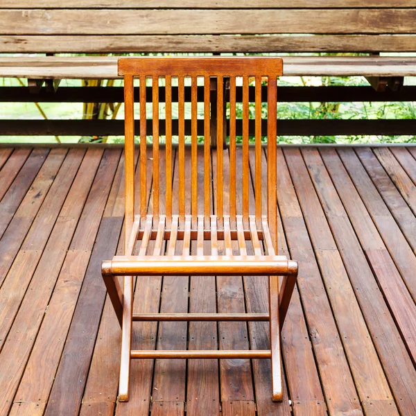 Teak hout stoel staan op het terras — Stockfoto