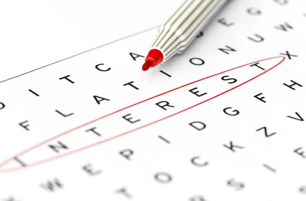 Interest in solving crossword puzzle, close up — Stock Photo, Image