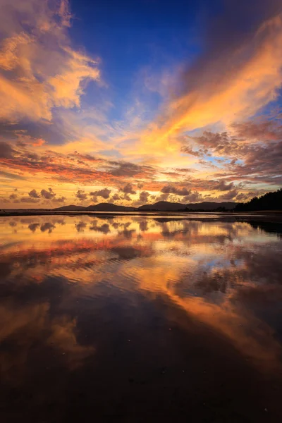 Reflexão do belo pôr do sol em Phuket, Tailândia — Fotografia de Stock