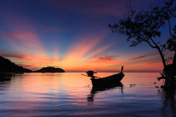 Wschód słońca nad Morzem Andamańskim Railay beach, Krabi, Tajlandia — Zdjęcie stockowe