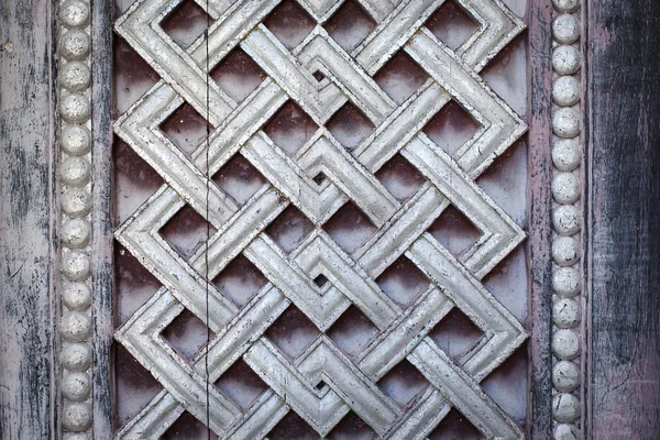 Крупним планом старовинні дерев'яні двері різьблення — стокове фото