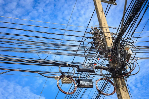 Kabelverbinding op de elektrische paal — Stockfoto