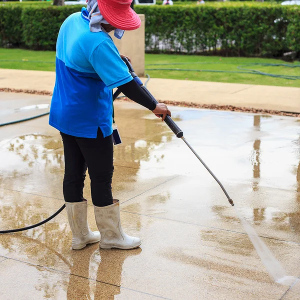Limpieza del suelo con chorro de agua a alta presión — Foto de Stock