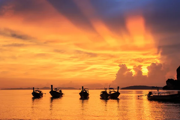 Bellissimo tramonto sulla spiaggia di Railay, Krabi — Foto Stock